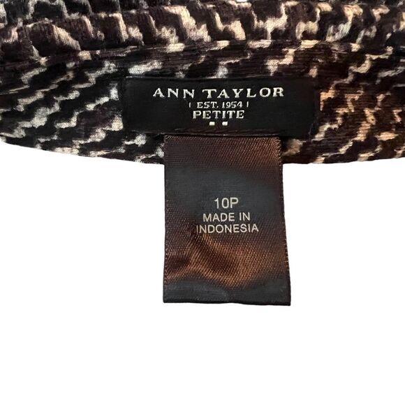 NWT! Ann taylor patterned faux wrap dress. Size 10 petite - Picture 3 of 11